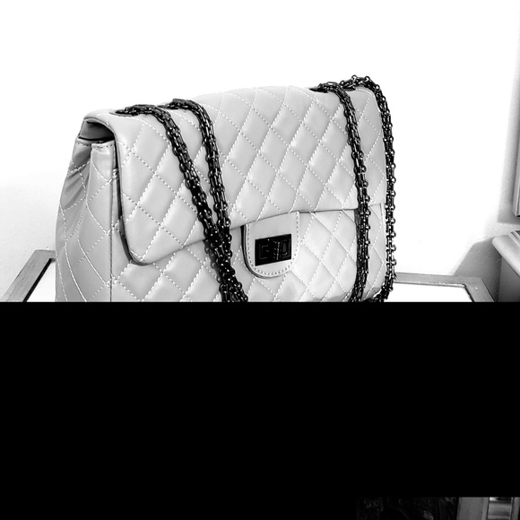 Quilted jumbo chain strap shoulder clutch bag - Picture 5 of 7